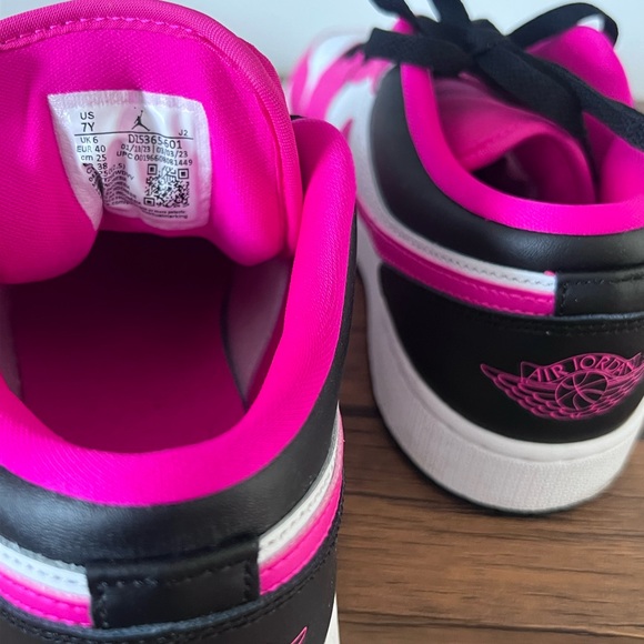 Air Jordan 1 Low size 7Y can fit women 8.5  Fierce Pink/Black-White - Picture 3 of 4